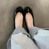 2026 Nuevo Estilo Zapatos Rojos Realzadores Blancos de Piel Genuina con Lazo Retro Punta Redonda Planos Bajos Plateados Bailarinas para Mujer