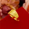 Um Anel da Fortuna com Boca Viva para Homens, um Anel Dominador, um Anel Dourado Areia Dourada, um Anel Areia Dourada, um Anel da Fortuna de Alta Imitação da Fortuna