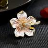 Nuevo diseño abeja flor recogiendo forma dulce elegante todo partido accesorios para abrigo anti-exposición broche accesorios femeninos