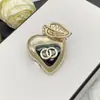 Broche de Hoja de Resina Negra y Dorada con Forma de Corazón Estilo Chanel 2025 para Mujer, Réplica con Etiqueta, Broches al por Mayor