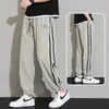 Pantalones deportivos de estilo nuevo 2026 para jóvenes, con franjas laterales para hombre, pantalones jogger versátiles, pantalones largos de retazos, pantalones casuales holgados
