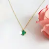 Colar de Trevo de Quatro Folhas para Mulheres, Design de Nicho Moderno, Corrente de Clavícula Versátil em Aço Titânio, Versão Alta Vanjia