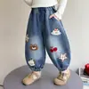 Pantalones Vaqueros Bordados de Osito Estilo Coreano para Niñas Estilo Primavera/Otoño 2026 Nueva Moda Infantil Pantalones Largos Elegantes para Niña Pequeña