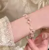 Pulsera de cuentas de trébol de cristal blanco y cristal rosa, sensación de lujo ligero y alta gama, dulce y simple, pulsera de nicho y versátil