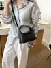 Bolso tipo dumpling para debajo del brazo exquisitamente tejido para mujer, nuevo modelo 2026, bolso de hombro texturizado y único, bolso cruzado versátil y moderno para el día a día