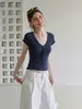 Umoneoe estilo old money camiseta simple de manga corta con cuello en V para mujer verano 2026 corte ajustado mostrar delgado top corto con cordones de encaje