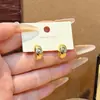 Pendientes de aro lisos curvos estilo indiferente para mujer diseño simple de nicho pendientes con sensación de alta gama pendientes pequeños exquisitos de aro para la oreja