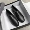 Sapatos Pequenos de Couro Pretos para Mulheres Estilo Britânico 2025 Primavera Novos Populares Versáteis Sapatos Baixos Tamanho Grande Sapatos Femininos 41 a 43