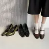 Coleção Outono/Inverno 2026: sapatilhas de bico quadrado e corte baixo combinadas com vestidos, saltos altos elegantes, Mary Janes versáteis de salto grosso.