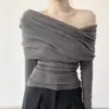 Top negro de hombros descubiertos para mujer hecho de hilo de núcleo hilado, con un diseño único de hombros descubiertos, corte ajustado y estilo elegante, combinado con un top de punto de manga larga