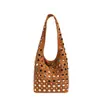 Bolsa de Ombro Estilo Retro Transfronteiriça para Mulheres Inverno 2025 Novo Estilo Bolsa de Ombro para o Trabalho/Trajeto Bolsa de Mão de Nicho com Tachas