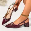 Exclusivo para ventas transfronterizas: Sandalias de tacón grueso con punta y charol burdeos de estilo europeo y americano para mujer, con parte trasera abierta, tira única y hebilla metálica, 2026