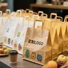 Bolsa de papel kraft al por mayor bolso personalizado bolsa para llevar café bolsa de regalo para manos tienda de ropa patrón impreso
