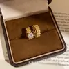 Arete Redondo de Zirconia Brillante Ultra-Brillante con Forma de Espiga de Trigo para Mujer Sin Perforaciones, Pendientes de Lujo Ligero de Alta Gama para Mujer