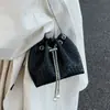 Bolsa Saco de Couro de Alta Qualidade com Cordão e Franjas para Mulheres 2026 Novo Modelo Couro Patente Brilhante Padrão Crocodilo Bolsa para o Dia a Dia Bolsa Transversal com Corrente