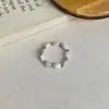 Anel moderno, simples e versátil de pérola e cristal feito à mão com design de nicho, estilo novo fresco e moderno