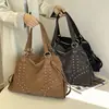 Bolso de Mano Retro con Remaches de Moda de Comercio Exterior para Mujer 2026 Nuevo Bolso de Hombro Moderno Bolso Tote Simple de Gran Capacidad