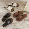Chinelos de Salto Alto Estilo Europeu Feminino para Uso Externo Verão 2025 Novos Sandálias de Salto Bloco Moda de Luxo Couro Genuíno