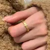 Anillo Desmontable Frosted de Oro Arena de Alta Calidad para Mujer, Moderno, Dulce, Lujo Ligero, Anillo Exquisito de Nicho con Diseño Antiguo