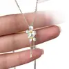 Colar de Gardenia com Franjas Coloridas para Mulheres, Luxo Leve, Simples e Fashion, Design de Nicho, Sensação de Alta Qualidade, Corrente Versátil para Clavícula