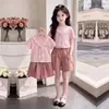 Moda Infantil 2026 Conjunto de Duas Peças Estilo Coreano: Blusa Listrada Elegante de Manga Curta e Shorts Esportivos Casuais Únicos para Crianças