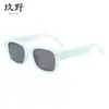 Gafas de sol cuadradas europeas y americanas con remaches, estilo retro simple para hombres y mujeres, estilo callejero personalizado, gafas de alta gama