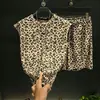 Conjunto de chaleco sin mangas con estampado de leopardo y lentejuelas rasgadas de lujo ligero transfronterizo para hombre, conjunto de dos piezas de pantalones cortos de moda casual de venta caliente en verano