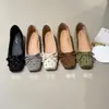 Zapatos de mujer de lunares estilo francés 2026, diseño de lazo poco profundo, aumento de altura interno, mocasines sin cordones de punta cuadrada