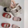 Sandálias de Verão Novas para Bebês e Crianças Pequenas Meninas Bebê Flor Vazada Fundo Macio Velcro Respirável Antiderrapante