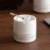 Cenicero de Porcelana Blanca con Tapa para Hogar, Sala de Estar, Oficina, Anti-Ceniza Volante, Cenicero Cerámico Creativo con Acabado de Alta Gama