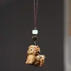 Sândalo Verde e Jacarandá Esculpido Cobra do Zodíaco, Boi, Ovelha Bebê Nunca Separados Corrente para Pendurar Celular Pingente Criativo para Mochila