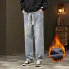 Venta al por mayor transfronteriza de jeans para hombre, pantalones casuales de pierna recta holgada estilo americano de pierna ancha con forro polar y cintura elástica para invierno