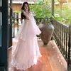 Vestido de Férias com Gola Halter Plissado Transparente Estilo Yi Mengling com Broche Rosa e Estampa Floral Rosa