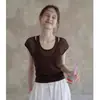 Camiseta de punto corta de manga corta para mujer, color marrón, con diseño hueco único y hermoso, tipo dos piezas, top de verano con pequeñas mangas acampanadas y un diseño único