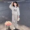 Temporada de Primavera y Otoño 2026, Conjunto de Dos Piezas para Niños Mayores: Sudadera con Cuello Polo de Color Contrastante y Pantalones Casuales Sueltos de Pierna Ancha para Niñas