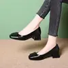 Sapatos femininos de couro retrô estilo francês de salto médio, novos sapatos slip-on rasos de couro macio com bico quadrado para outono de 2026, sapatos de vovó