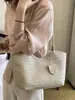 Bolsa Tote Grande Capacidade Coreana para Mulheres, Bolsa de Ombro Elegante e Versátil, Tecida em Relevo Estilo Verão Novo Bolsa de Ombro Grande