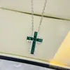 Colar Cruz de Prata Esterlina S925 Totalmente Cravejado com Micro Diamantes Verdes, Corrente de Clavícula Versátil de Luxo de Alta Qualidade para Mulheres, Peça Única Atacado
