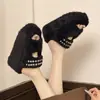 Novos sapatos preguiçosos peludos slip-on de sola grossa 2026 para mulheres, sapatos peludos de bico redondo com pérolas, sapatos de algodão outono e inverno com laço