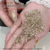 Accesorios Brillantes para Uñas Color Champán con Forma de Gota Larga de Zircón y Bordes Biselados, Mini Pedrería Plana, Pedrería Blanca y de Colores en Forma de Gota para Uñas