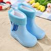Botas de lluvia para niños al por mayor de fábrica, botas de lluvia antideslizantes impermeables con forro polar y dibujos animados para niños y niñas de jardín de infantes.