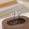 Pendientes Flor de Jade Plateado Yilu Plata de Ley S925 Flor de Tres Pétalos Cuentas Flor Incrustada Pendientes Clip de Oreja Fábrica Venta al Por Mayor