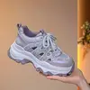 Otoño 2026 Malla con Pedrería Transpirable Suela Gruesa Aumentan la Altura Zapatos de Papá para Mujer Versátiles Suela Suave Absorción de Impactos Cómodos Zapatos Deportivos