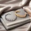 Moda Europeia e Americana Pulseira de Metal Aço Titânio para Mulheres com Design Geométrico Diamante Fivela de Mola Pulseira Recortada Série de Emendas Multicamadas