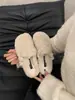 Zapatillas de media caña usan puntera cerrada gruesa estilo nuevo 2026 exterior temporada otoño e invierno zapatos de pelo mujer felpa extra Birkenstock zapatos piel de cordero cálidos de moda