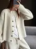 Cardigã de tricô com decote V, simples e versátil, estilo de fábrica para mulheres, um novo design outono/inverno que pode ser usado como camada base ou como peça externa, na cor branca