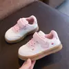 2026 Dropshipping Sapatos Infantis Primavera/Outono Atacado Tênis Esportivo Masculino Superfície de Couro Sapatos Casuais Respiráveis Femininos Tendência para Crianças Pequenas