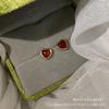 Nuevos Aretes Retro de Agua Dulce Estilo Francés Delicado Aretes Simples Pequeños de Corazón Rojo Negro y Blanco Aguja de Plata S925 de Alta Gama