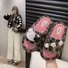 Pantuflas de dibujos animados huecas y modernas para uso diario en casa, con diseño de conejo, material de felpa, suelas antideslizantes y estampado de leopardo por ambos lados, de punta abierta.