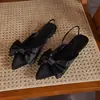 Sandálias de Bico Fino Estilo Coreano Novidade Verão 2026 para Mulheres com Laço, Bico Baixo, Sapatos Baixos, Tira no Tornozelo, Sapatos Femininos de Cetim Atacado